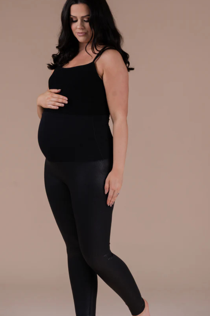 MamaLeather_Black_2 Model wearing black leather-look maternity leggings from the Mama collection.